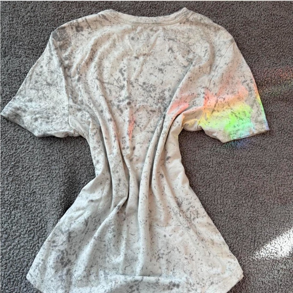 White and grey women’s Lululemon t-shirt
